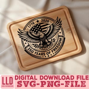 以下が含まれることがあります： ワシ、アメリカ国旗、テキスト「1776-2026」と「250 Years of Freedom」が刻まれたデザインの、明るい色の木製まな板。画像の下部には「DIGITAL DOWNLOAD FILE SVG-PNG-FILE」と書かれたテキストがあります。