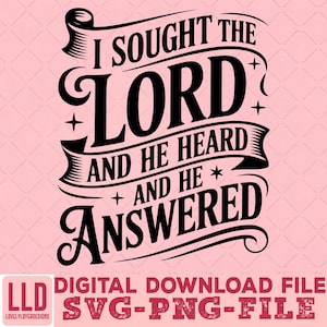 Puede incluir: Un archivo de descarga digital con la frase "I sought the Lord and He heard and He answered" en negro, con tipografía decorativa. El diseño incluye adornos de volutas y estrellas sobre un fondo rosa claro. Archivos SVG y PNG.