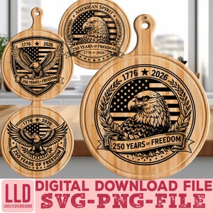 Puede incluir: Cuatro tablas de cortar de madera con diseños patrióticos grabados. Cada tabla presenta un águila, la bandera estadounidense y el texto "1776 2026" y "250 Years of Freedom". Las tablas son redondas y ovaladas con un asa.