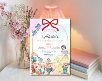 Può includere: Un invito per una festa di compleanno con il testo "Victoria's 2nd Birthday Party". Il design presenta un fiocco rosso, uccelli blu e illustrazioni di Biancaneve e i Sette Nani. Sono inclusi anche la data e l'ora.