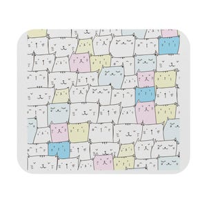 Könnte beinhalten: Ein weißer quadratischer Untersetzer mit einem sich wiederholenden Muster von Cartoon-Katzen. Die Katzen sind in Pastellfarben wie Rosa, Gelb und Blau gehalten, mit schwarzen Umrissen und geschlossenen Augen. Der Untersetzer hat abgerundete Ecken.