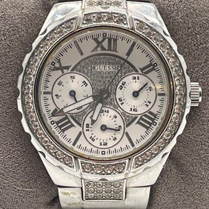Guess dameshorloge, zilverkleurig, multifunctioneel met strass-steentjes, nieuwe batterij D14