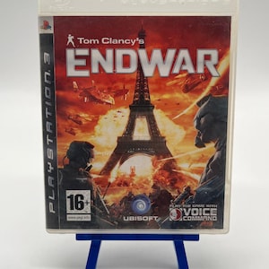 Op de afbeelding: Een PlayStation 3 videogamehoesje voor Tom Clancy's EndWar. De cover toont de Eiffeltoren in Parijs omringd door vuur, militaire vliegtuigen en soldaten in tactische uitrusting. De titel staat in witte letters op een rode achtergrond.
