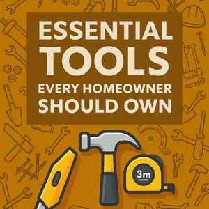 Op de afbeelding: Een illustratie met essentiële gereedschappen voor huiseigenaren. De afbeelding bevat een hamer, een stanleymes en een rolmaat van 3m. De achtergrond is gevuld met verschillende gereedschapscontouren, en de tekst luidt "ESSENTIAL TOOLS EVERY HOMEOWNER SHOULD OWN."