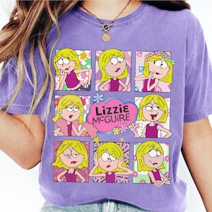 Puede incluir: Una camiseta morada con una cuadrícula de imágenes de dibujos animados de una chica rubia en varias poses. El texto "Lizzie McGuire" está en una nube rosa. La camiseta tiene cuello redondo y mangas cortas.