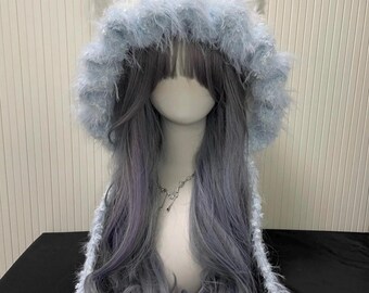 Gorro de inverno fofo e kawaii com orelhas de gato, cachecol e pompons em azul e branco.