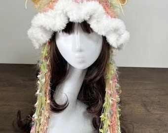 パステルカラーのフェアリーコア猫耳ファーハット｜ふわふわのレインボーフリンジとリボンのディテールが光るヘッドウェア