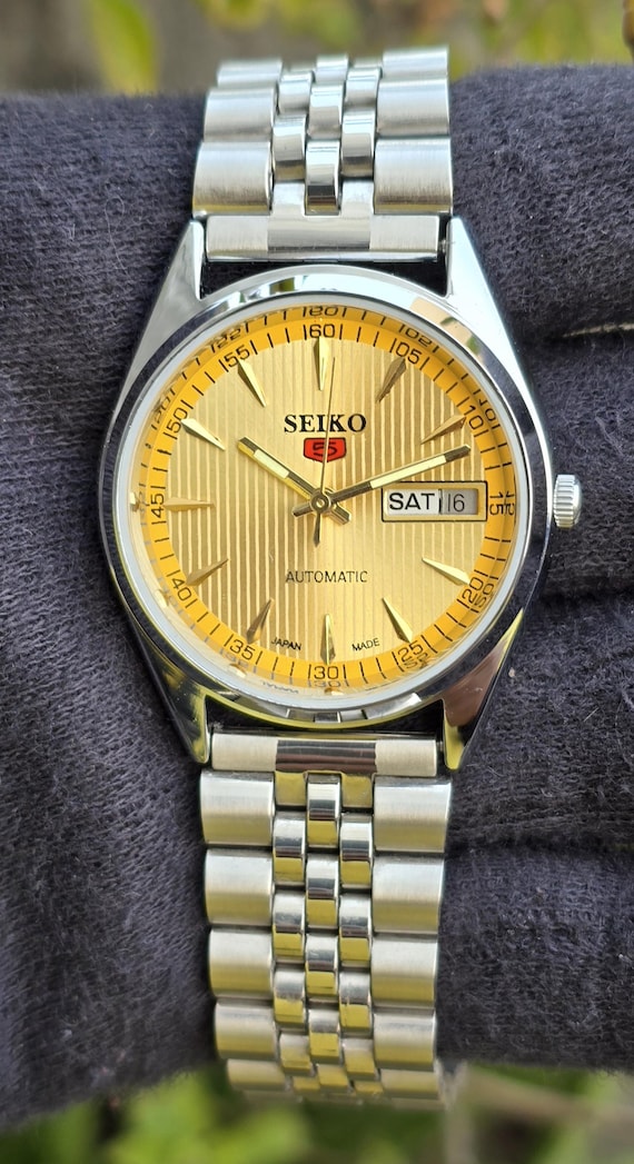 Vintage Seiko 5 automatic men steel day date 17 jewels Refurbished Japanese Wrist watch