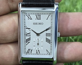 Reloj de pulsera japonés vintage Seiko Quartz Sub Second Tank para hombre, con números romanos, restaurado y esfera plateada.