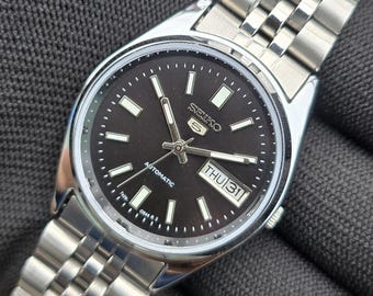 Vintage Seiko 5 automatisk herrklocka med svart urtavla, dag- och datumvisning, 17 juveler, renoverad