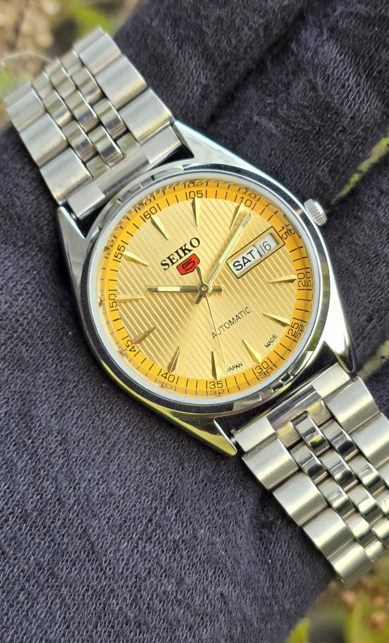 Vintage Seiko 5 automatic men steel day date 17 jewels Refurbished Japanese Wrist watch image 2