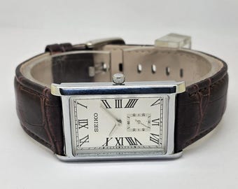 Reloj de pulsera japonés vintage Seiko Quartz Sub Second Tank para hombre con números romanos, restaurado y esfera plateada.