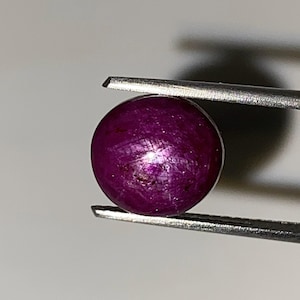 Rubí estrella rojo natural, cabujón ovalado, 10,10 x 9,40 x 8 mm, 9,20 quilates.