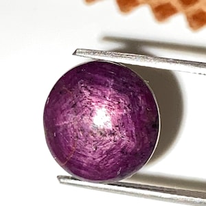 Naturlig röd stjärnrubin, oval cabochon, 13x12,20x8,55 mm, 16,75 karat