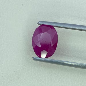 Natuurlijke rode ovale robijn edelsteen 8,30 x 6,20 x 3,90 mm 1,75 karaat