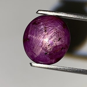 Könnte beinhalten: Ein Set aus drei Keramikbechern mit gesprenkelter, matter Oberfläche. Jeder Becher hat eine andere Farbe: hellblau, cremefarben und grau. Die Becher haben ein schlichtes, modernes Design mit runder Form und bequemem Griff.