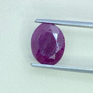 Natuurlijke ovale rode robijn, zilverglans edelsteen 9,80 x 7,70 x 5,30 mm 3,90 karaat