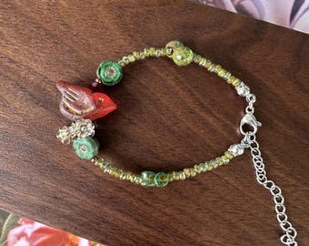 Pulsera floral con cuentas de pájaro rojo, hecha a mano en cristal checo.