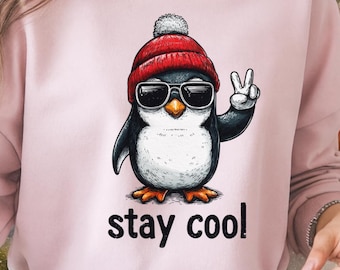Sudadera con pingüino "Stay Cool" Gildan 18000, bonito suéter navideño de invierno, divertido jersey de cuello redondo navideño con pingüino para mujer, acogedor regalo de invierno.