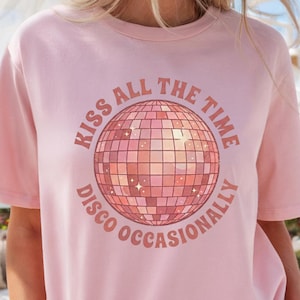 Camiseta Harry Kiss All The Time, Camiseta com estampa de bola de discoteca, Camiseta Disco Occasionally