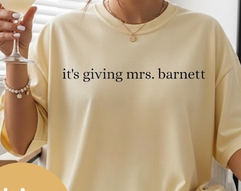 Gepersonaliseerde Future Mrs T-shirt, verloofd custom bruids doucheshirt, It's Giving Mrs Tee