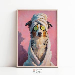 Pode incluir: Uma pintura a óleo de um cão com uma toalha branca enrolada na cabeça e no corpo, usando duas fatias de pepino verde sobre os olhos. O cão tem pelo castanho, preto e branco sobre um fundo rosa sólido com uma moldura de madeira.