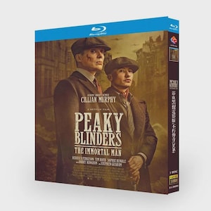 Puede incluir: Disco Blu-ray de "Peaky Blinders: The Immortal Man" con Cillian Murphy. La carátula muestra a dos hombres con trajes y gorras, con el título de la serie en letras grandes. El disco está etiquetado como "Blu-ray Disc" y "1080".