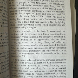Puede incluir: Libro abierto con el t&iacute;tulo "Introduction". El texto trata sobre estrategias de inversi&oacute;n, incluido el value investing, y las trampas que enfrentan los inversores. Las p&aacute;ginas est&aacute;n amarillentas.