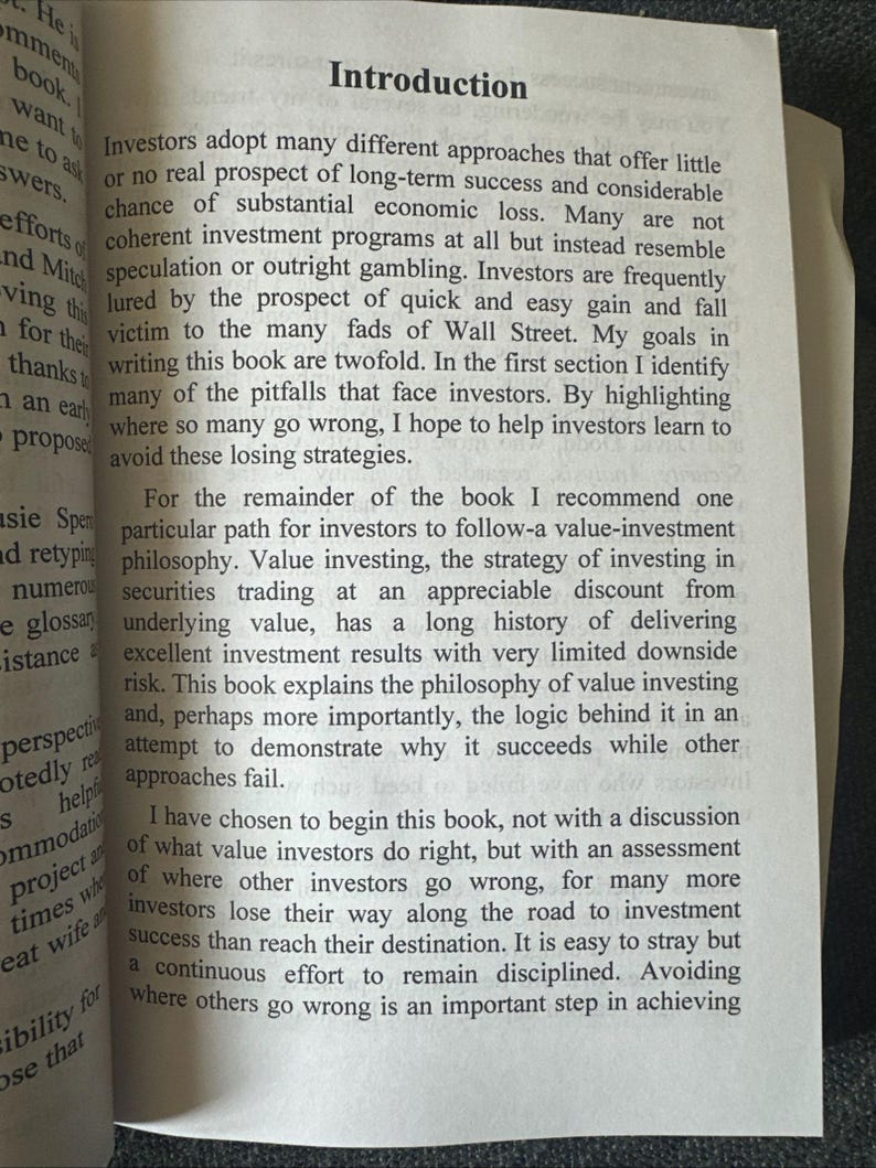 Puede incluir: Libro abierto con el t&iacute;tulo "Introduction". El texto trata sobre estrategias de inversi&oacute;n, incluido el value investing, y las trampas que enfrentan los inversores. Las p&aacute;ginas est&aacute;n amarillentas.
