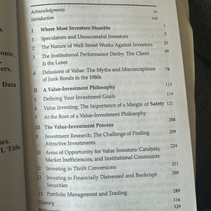 Puede incluir: P&aacute;gina de un libro abierto que muestra una tabla de contenidos detallada. El t&iacute;tulo "Contents" est&aacute; en la parte superior, seguido de t&iacute;tulos de cap&iacute;tulos y n&uacute;meros de p&aacute;gina. Los temas incluyen estrategias de inversi&oacute;n y mercados financieros.