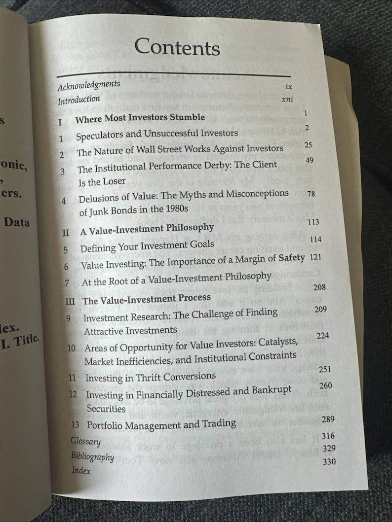 Puede incluir: P&aacute;gina de un libro abierto que muestra una tabla de contenidos detallada. El t&iacute;tulo "Contents" est&aacute; en la parte superior, seguido de t&iacute;tulos de cap&iacute;tulos y n&uacute;meros de p&aacute;gina. Los temas incluyen estrategias de inversi&oacute;n y mercados financieros.