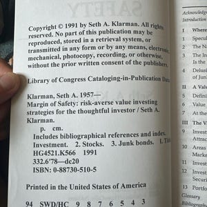 Puede incluir: P&aacute;gina de libro abierta con texto sobre "Margin of Safety" de Seth A. Klarman. Se ve informaci&oacute;n de copyright de 1991, junto con datos de la Biblioteca del Congreso e ISBN. El libro est&aacute; impreso en los Estados Unidos de Am&eacute;rica.