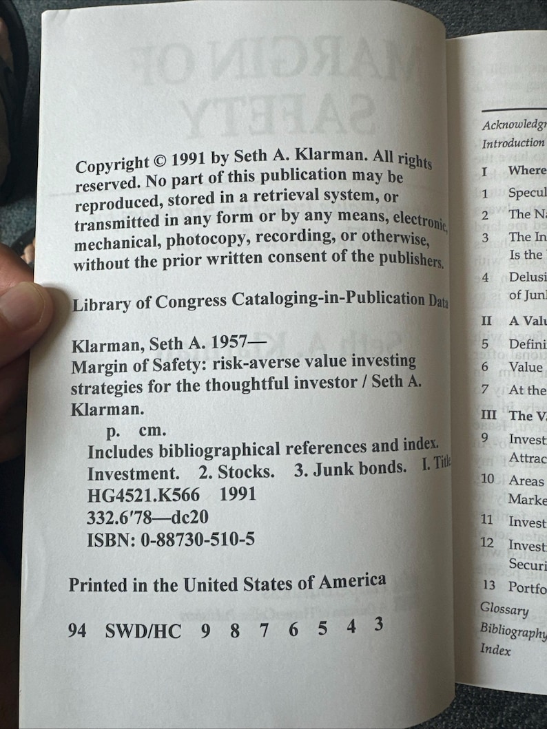 Puede incluir: P&aacute;gina de libro abierta con texto sobre "Margin of Safety" de Seth A. Klarman. Se ve informaci&oacute;n de copyright de 1991, junto con datos de la Biblioteca del Congreso e ISBN. El libro est&aacute; impreso en los Estados Unidos de Am&eacute;rica.