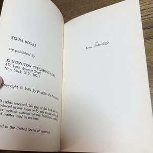 Pu&ograve; includere: Pagine di libro aperto con testo. La pagina sinistra recita "ZEBRA BOOKS" e informazioni sull'editore. La pagina destra recita "to Errol Undercliffe." Copyright 1981 di Pumpkin Pie Productions.