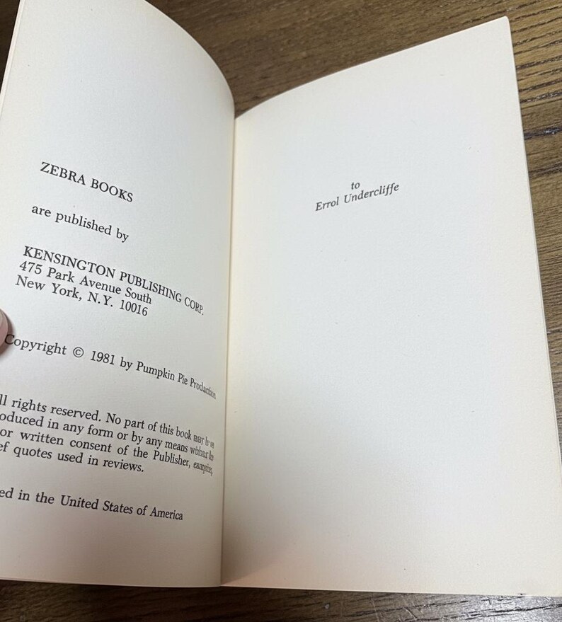 Pu&ograve; includere: Pagine di libro aperto con testo. La pagina sinistra recita "ZEBRA BOOKS" e informazioni sull'editore. La pagina destra recita "to Errol Undercliffe." Copyright 1981 di Pumpkin Pie Productions.