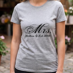 Camiseta personalizada con el apellido de la Sra. y el año de fundación, elegante camiseta de algodón con letra cursiva para novias, regalo ideal para recién casadas en su luna de miel.