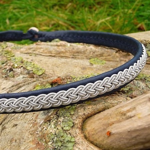 Sami-ketting | Choker van leer met inheemse Laplandse rendieren |  ASGARD | Handgemaakte tinnen kraag van Sapmi met geweisluiting
