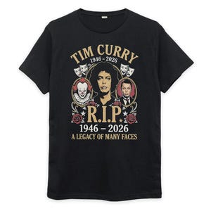Könnte beinhalten: Ein schwarzes Kurzarm-T-Shirt mit einem Grafikdruck von Tim Curry. Das Design enthält den Text "TIM CURRY 1946-2026", "R.I.P." und "A LEGACY OF MANY FACES" sowie Illustrationen von Pennywise, Theatermasken und roten Rosen.