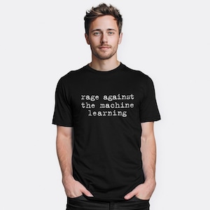 Könnte beinhalten: Schwarzes T-Shirt mit dem weißen Text "rage against the machine learning". Das Shirt hat einen Rundhalsausschnitt und wird von einer Person getragen.