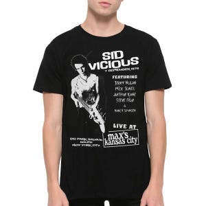 Könnte beinhalten: Schwarzes T-Shirt mit einem Schwarz-Weiß-Bild von Sid Vicious. Der Text lautet "SID VICIOUS 7 SEPTEMBER 1978" und "LIVE AT max's kansas city". Das Shirt listet auch die Namen der Künstler auf.