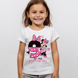 K&ouml;nnte beinhalten: Wei&szlig;es T-Shirt mit einer rosa und schwarzen Zahl 9 mit Punkten, einer Minnie-Maus-Grafik und dem Text "OF THE BIRTHDAY GIRL". Das Shirt ist f&uuml;r ein Kind entworfen.