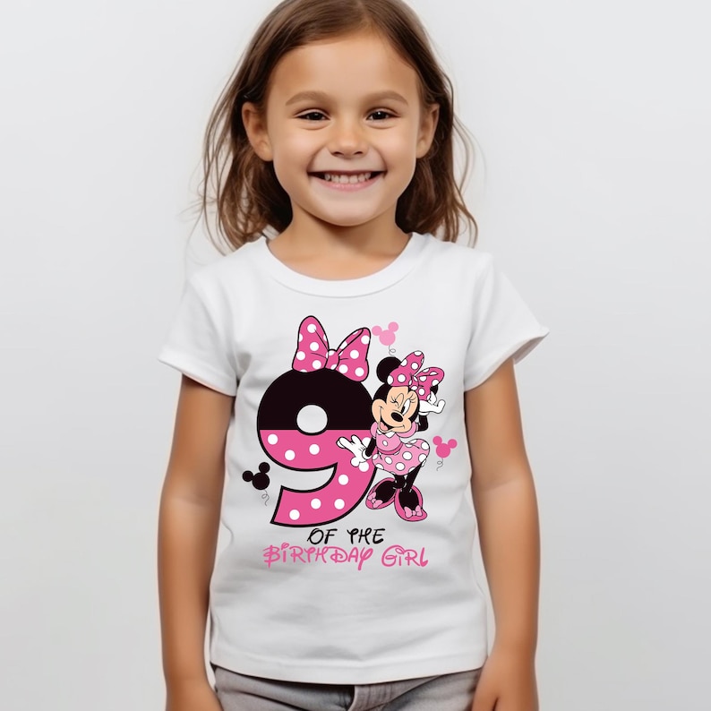 K&ouml;nnte beinhalten: Wei&szlig;es T-Shirt mit einer rosa und schwarzen Zahl 9 mit Punkten, einer Minnie-Maus-Grafik und dem Text "OF THE BIRTHDAY GIRL". Das Shirt ist f&uuml;r ein Kind entworfen.