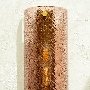 Rozenglazen wandkandelaar • Handgemaakte verlichting in vintagestijl • Messingstructuur • Plug-in op aanvraag