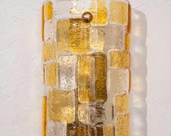 Wandleuchte aus Glas • Handgefertigte Bernstein-Textur • Messing-Akzente • Plug-in auf Anfrage