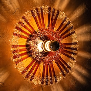 Amber sunburst glazen wandkandelaar • Messing basis • Kunst bij dag, licht bij nacht