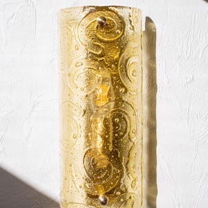 Bernsteinfarbene Glaswandleuchte • Handgefertigte Textur • Messingsockel