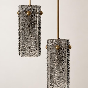 Lampada a sospensione in vetro fuso • Lampada da soffitto grigia con dettagli in ottone
