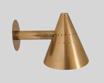 Aplique de pared cónico de latón crudo de mediados de siglo, lámpara de tocador hecha a mano