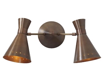 Aplique de pared de latón hecho a mano, lámpara articulada de doble pantalla, estilo moderno de mediados de siglo