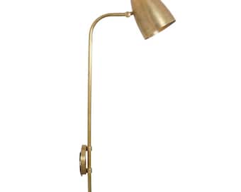 Lámpara de pared de latón con una sola pantalla y pivote de estilo mediados de siglo